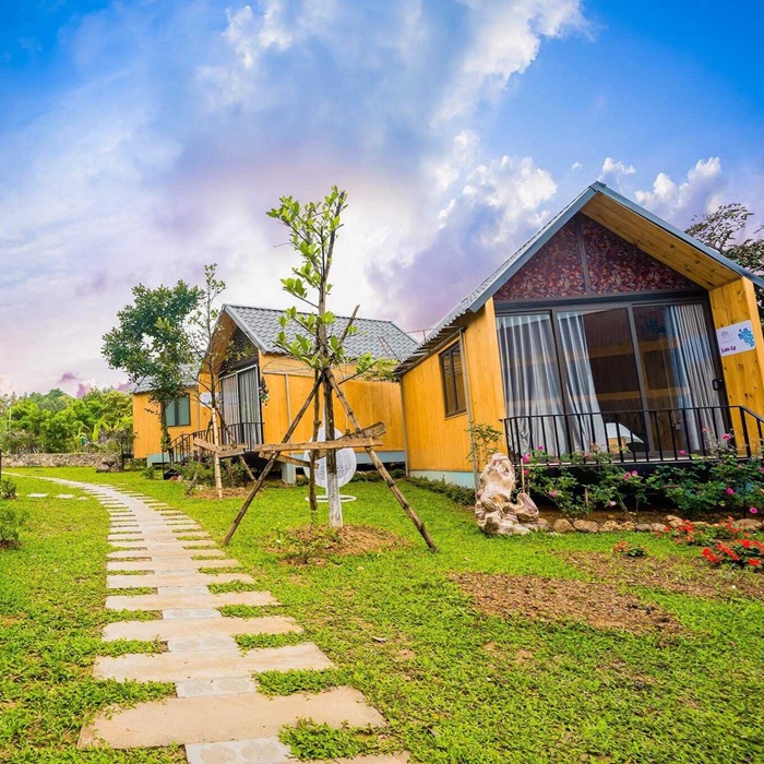 Cảnh quan rộng với phong cách homestay sân vườn, phù hợp để thư giãn và nghỉ ngơi